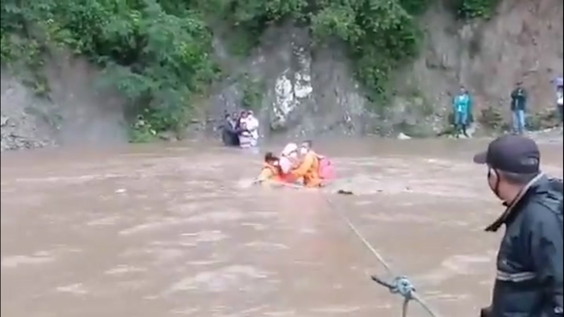 Crews in Guata, Honduras, worked hard to pull people through the flooding from Hurricane Eta on Nov. 4, trying to bring them to safety.