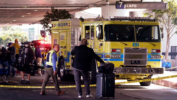 4 workers injured by gas release at Los Angeles airport