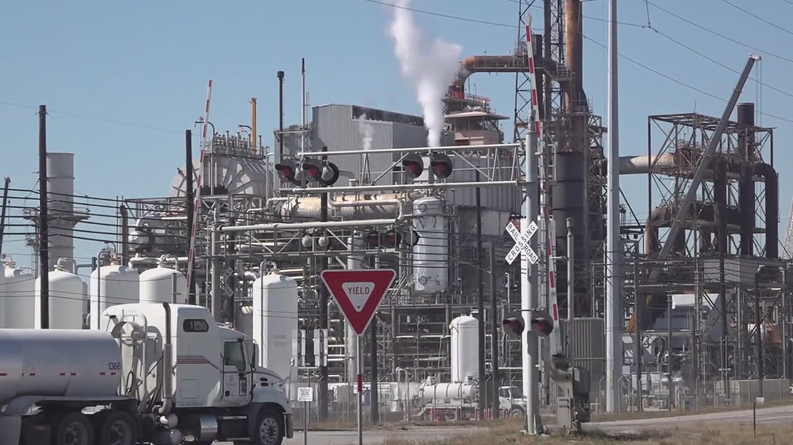 Venezuelan oil resumes flow to U.S., experts say local impact likely limited