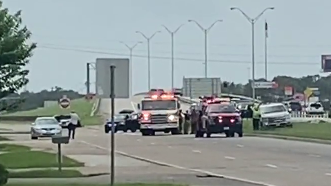 Wreck shuts down Eastex Freeway near Parkdale Mall in Beaumont