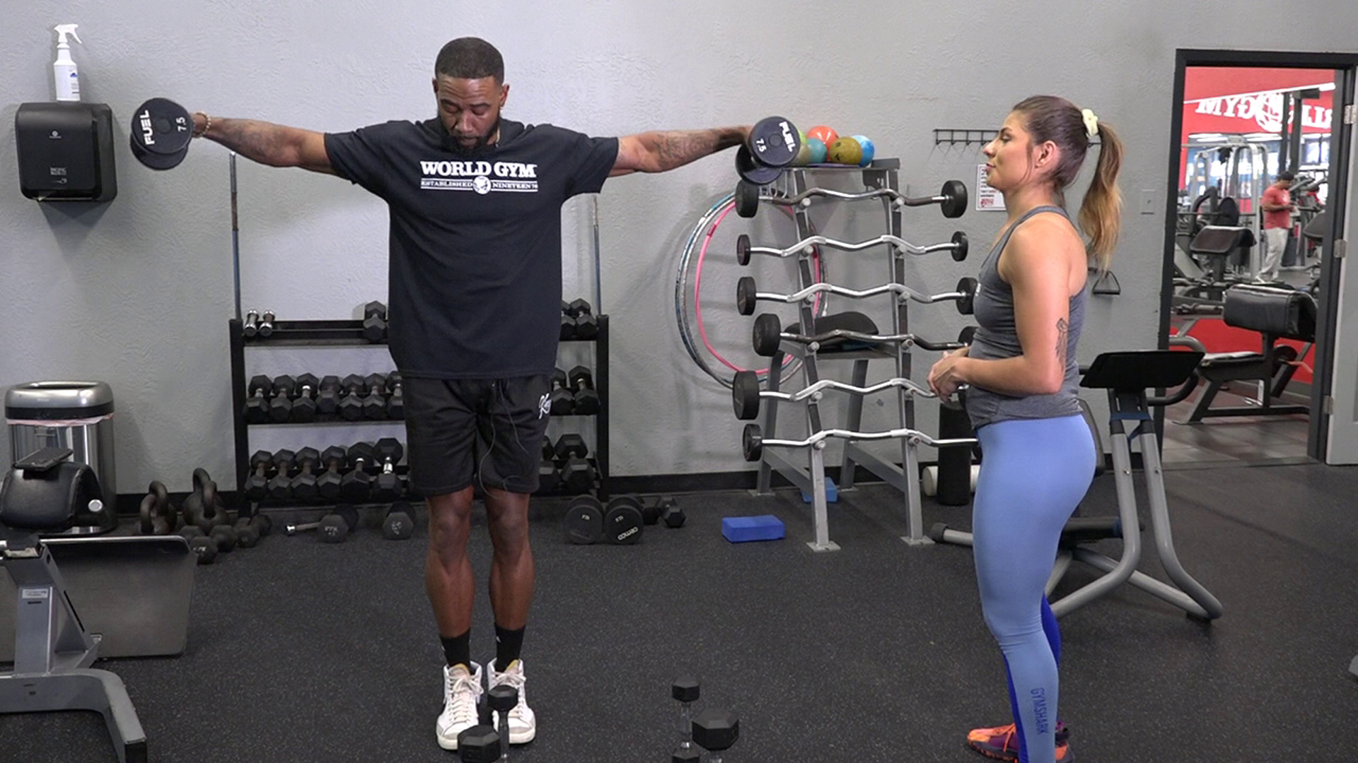 12News' Saphire Cervantes and trainer Derek Moore demonstrate a shoulder workout and show how you can train your shoulders at home.