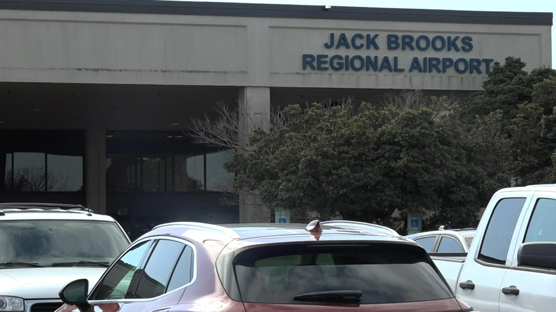 Small plane with equipment issues hits fence at Jack Brooks Regional ...