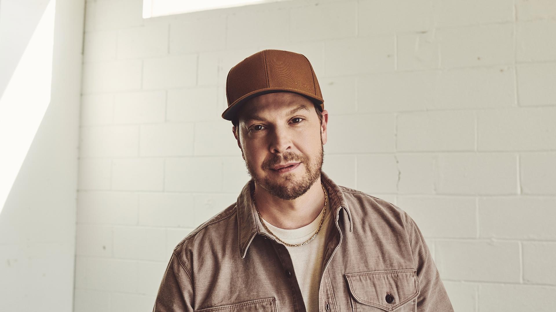 DeGraw burst onto the scene in 2003 with his platinum-certified full-length album, Chariot, which included the hit single "I Don't Want To Be".