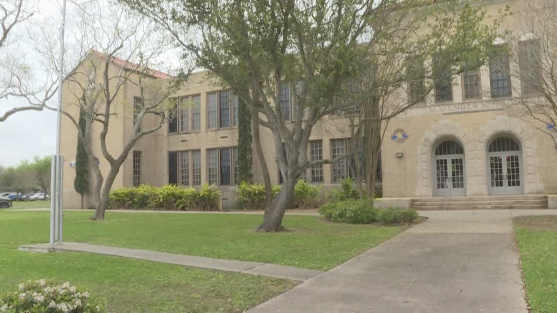 Staircase collapses at Texas elementary school - Vimarsana News