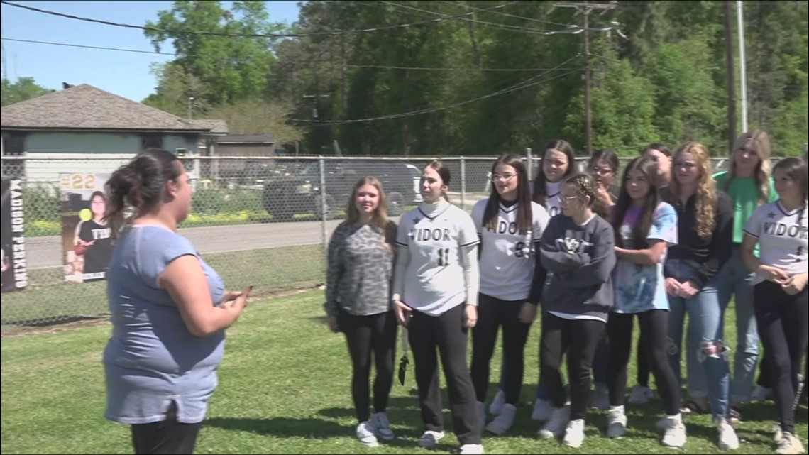 Vidor High School softball teams helps family escape fire - Vimarsana News
