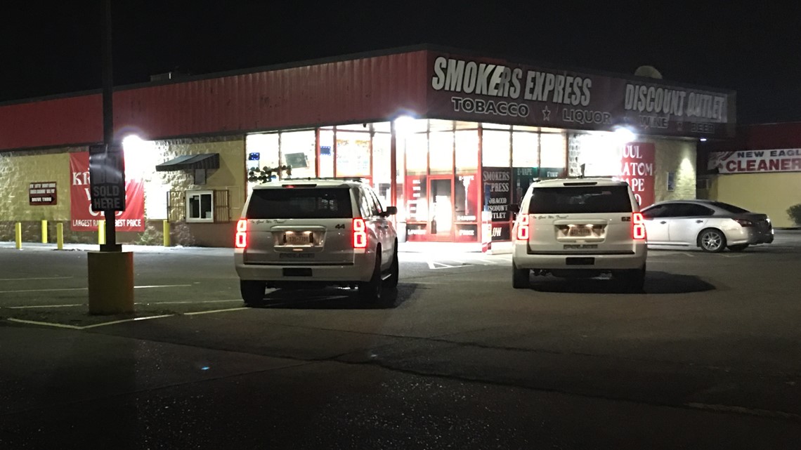 Two Smokers Express employees held at gunpoint during aggravated