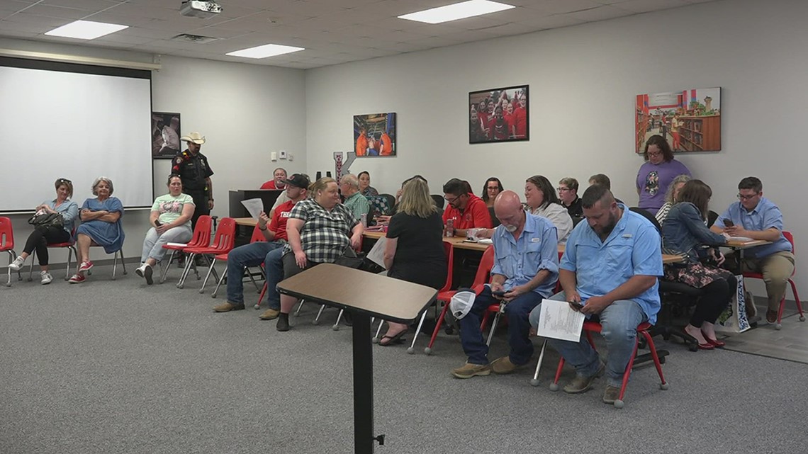 Teacher gender controversy divides Kirbyville community