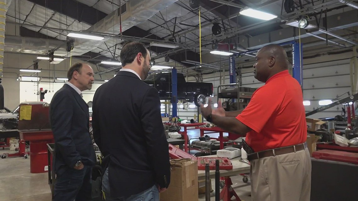 Bechtel tours facility where Memorial High School CTE students will take new pipe-fitting course