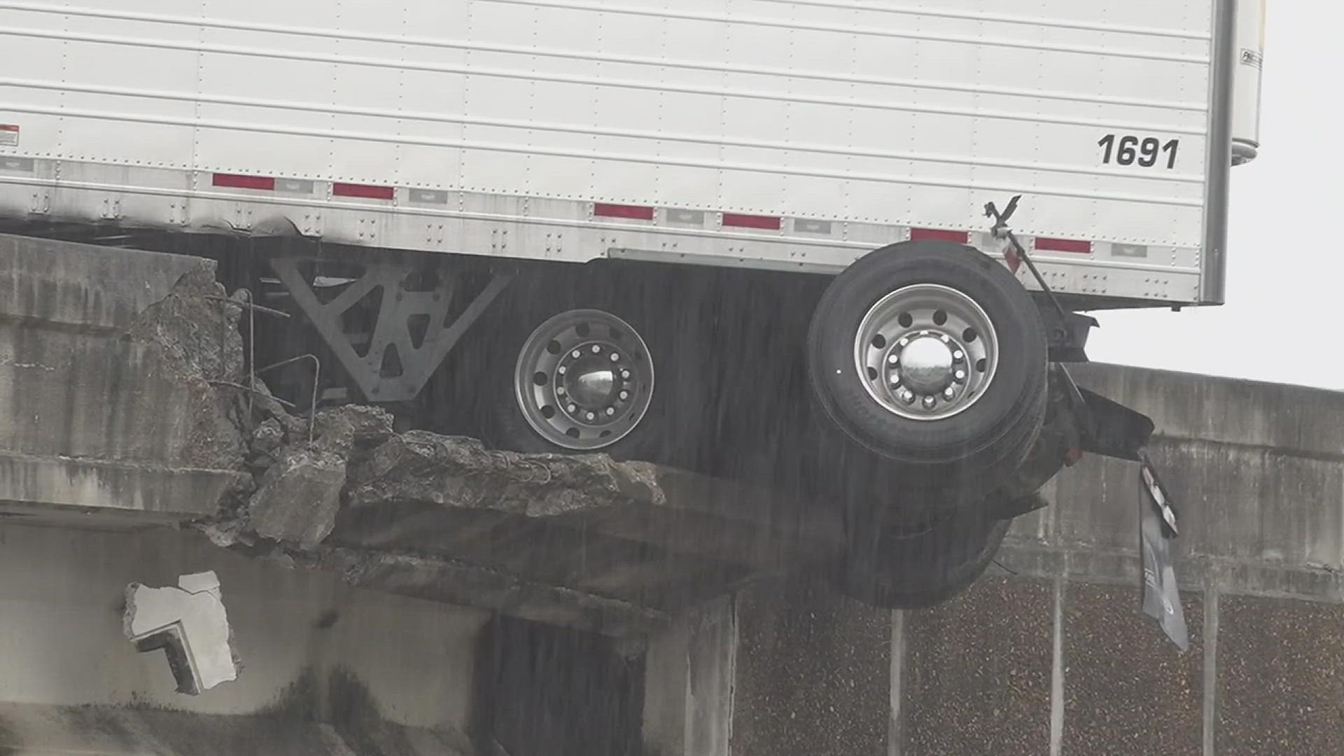 Jackknifed 18 wheeler backs up traffic on IH10 near Magnolia Street in Beaumont