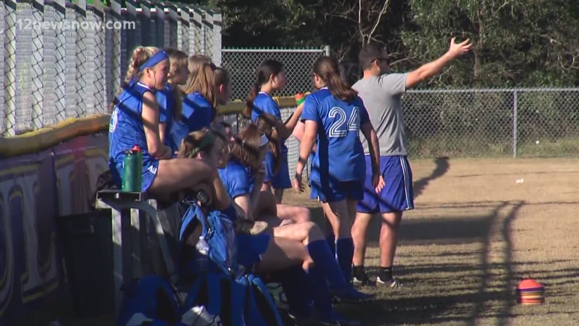 Lady Dawgs see halftime lead evaporate in second half