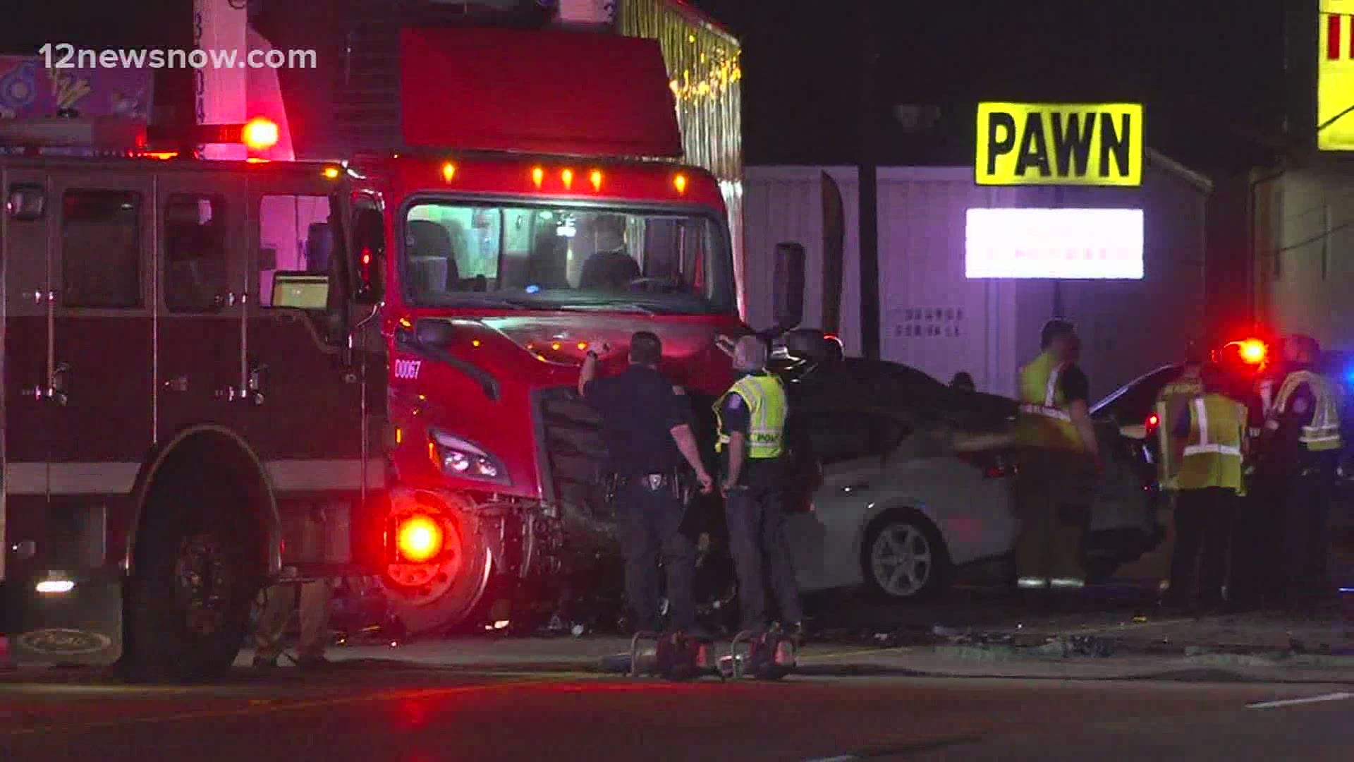 Car 18 wheeler involved in early morning wreck along College Street in Beaumont