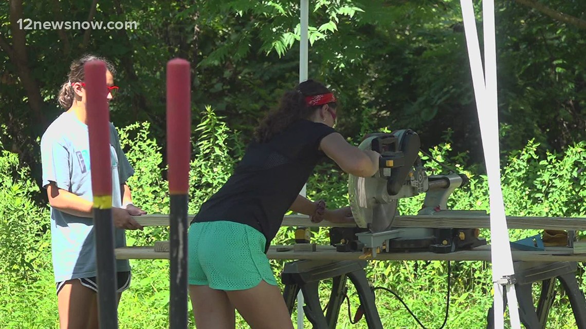 Teen volunteers helping Texans recovering from hurricane damage - Vimarsana News