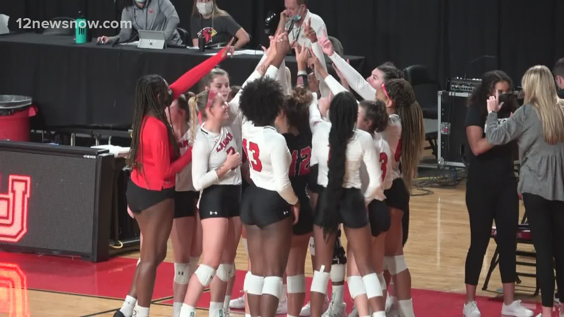Lamar takes first set over UNO before falling in four