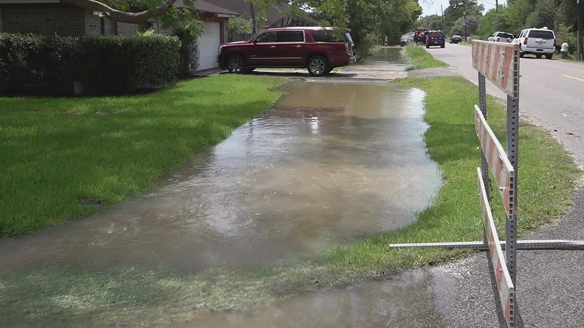 Beaumont neighbors cleaning up after LNVA levee breach, flood - Vimarsana News