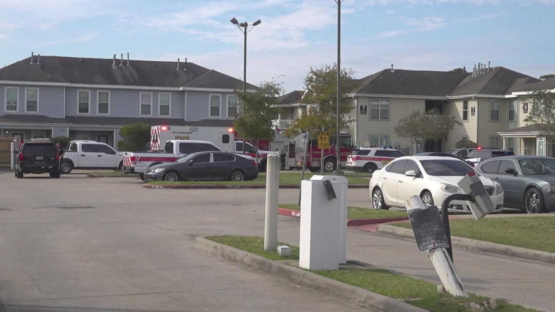 One injured after vehicle crashes into Beaumont apartment complex