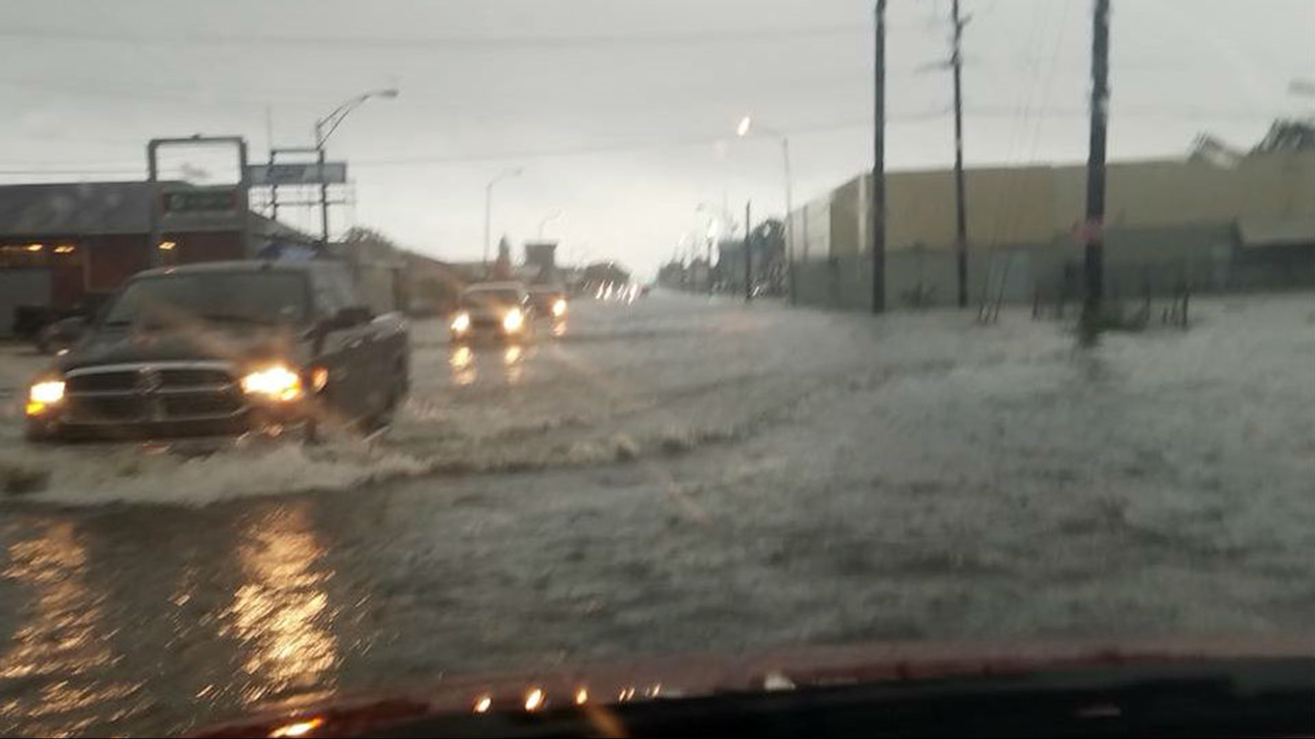 Heavy rains in Southeast Texas cause widespread flooding | 12newsnow.com