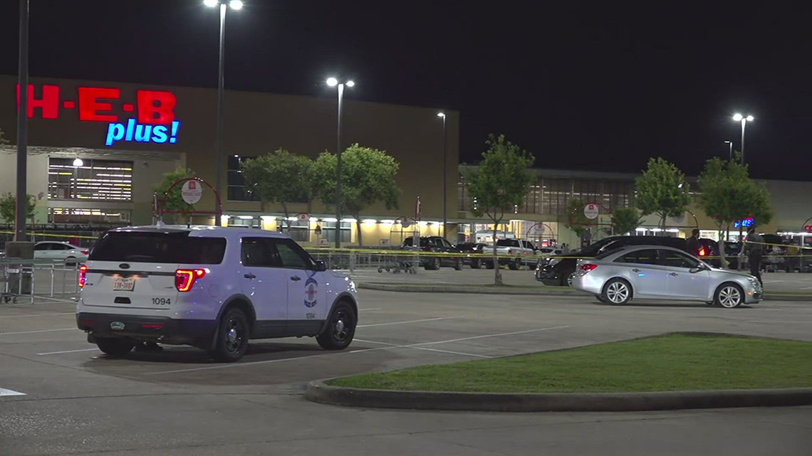 Witnesses recount moments they saw a man get shot in parking lot of HEB