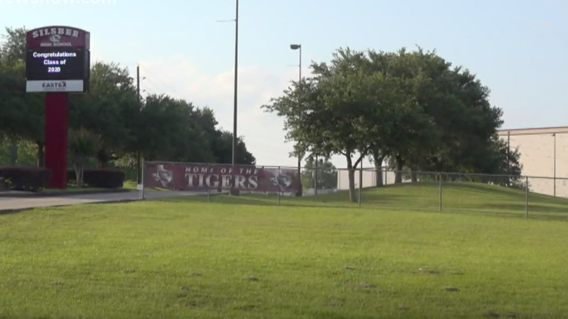 Silsbee ISD seniors kick off first day with driveby parade