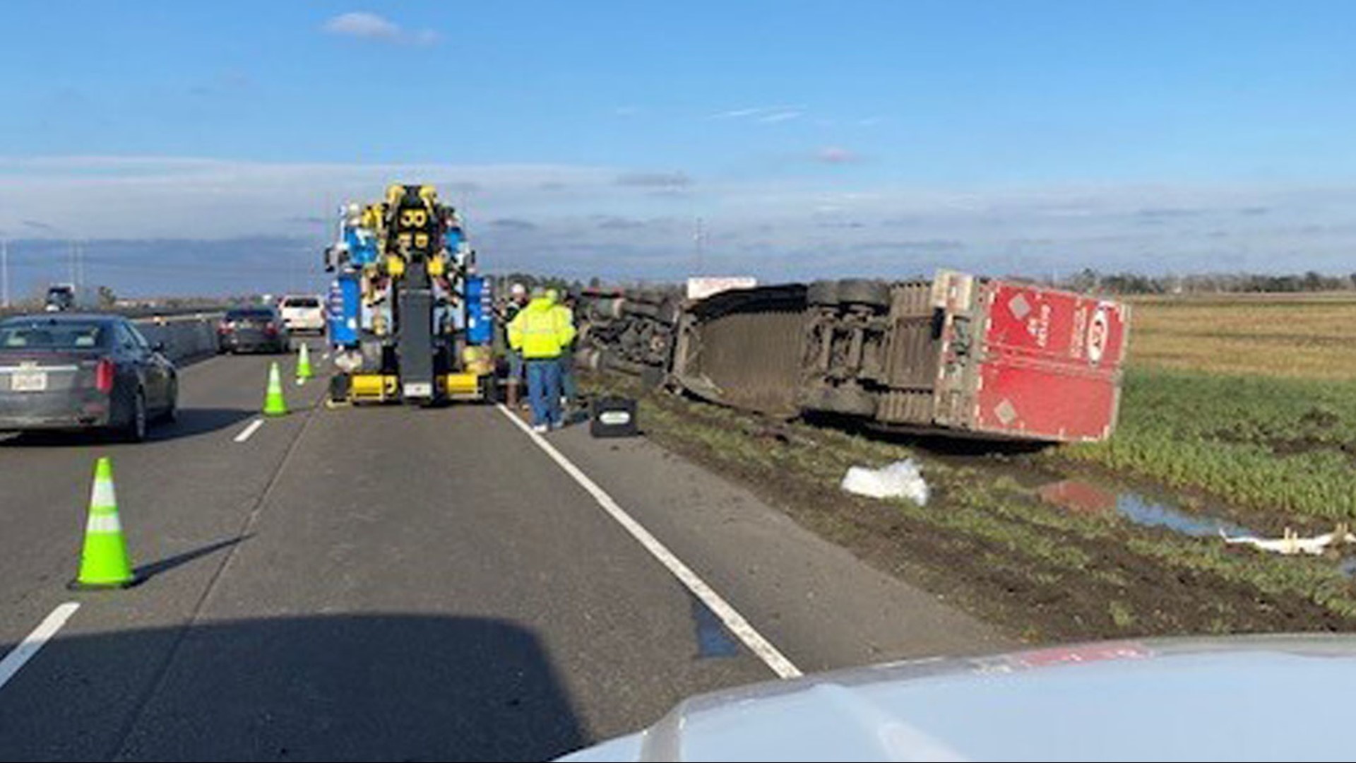 18-wheeler shuts down I-10 eastbound lanes after rollover wreck