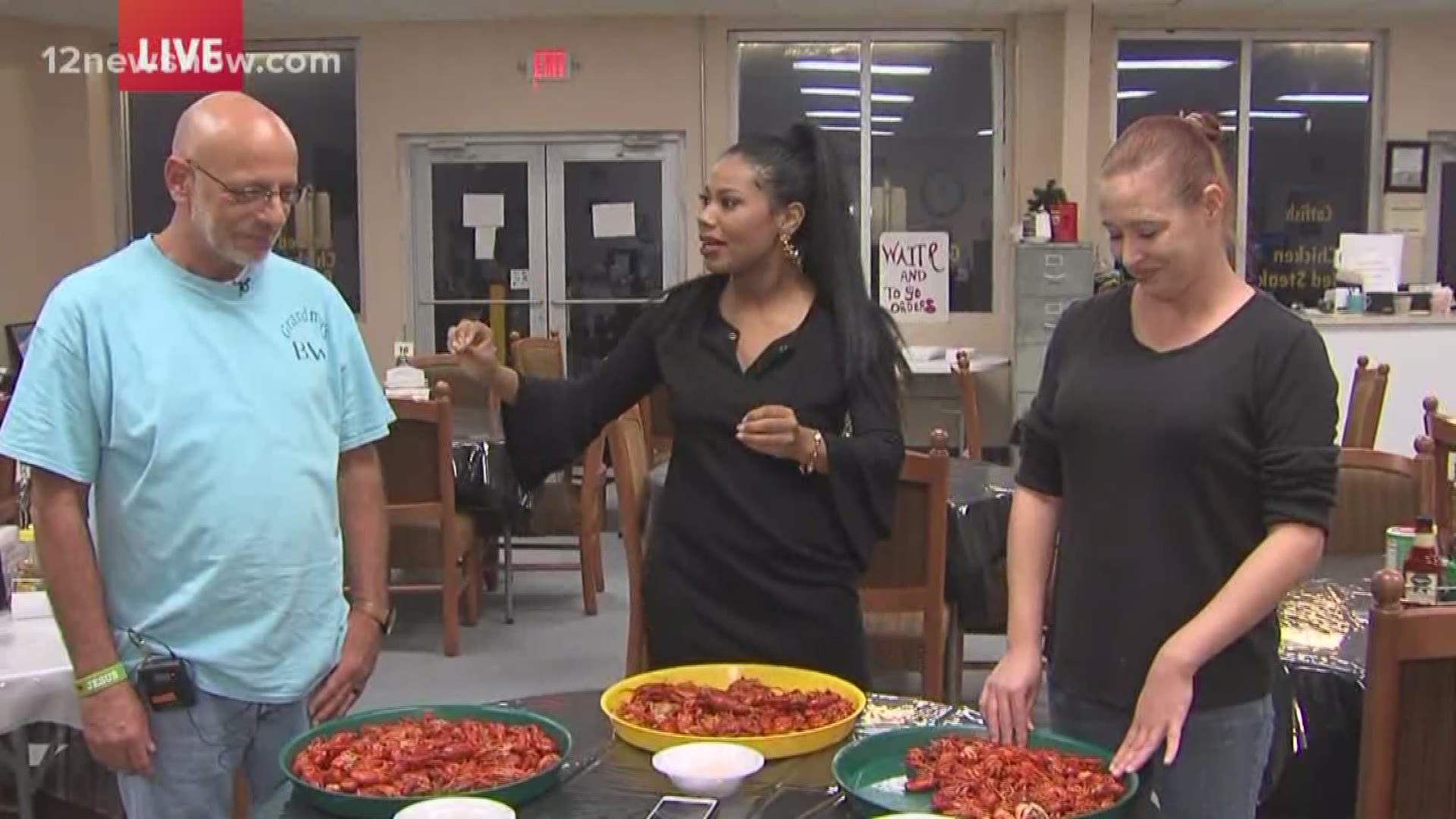 Our reporter tries to out-peel employees at Grandma's County Cooking in one minute race.