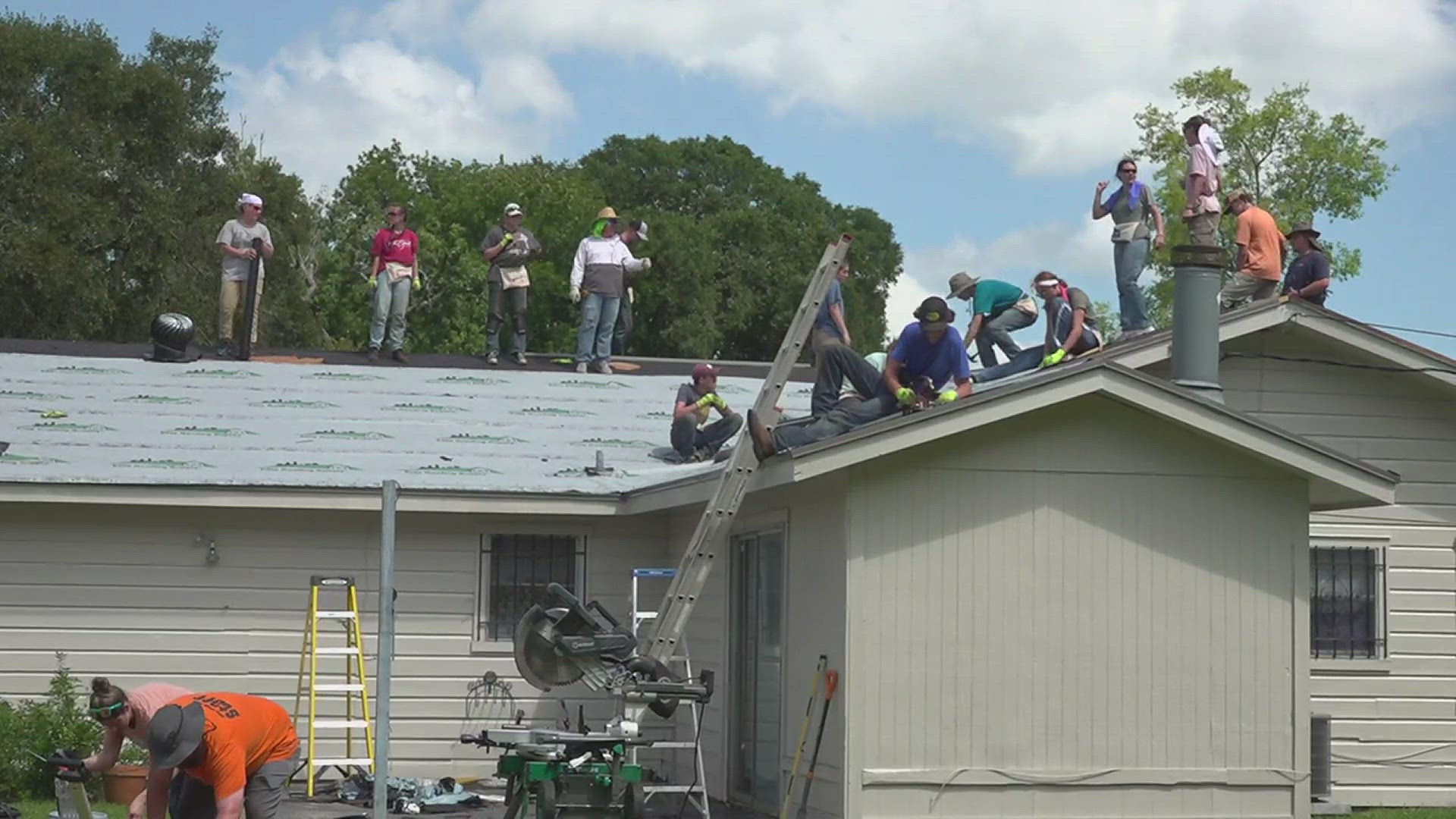 Trying to show the love of Christ BOUNCE youth ministry spends summer rebuilding homes in Southeast Texas