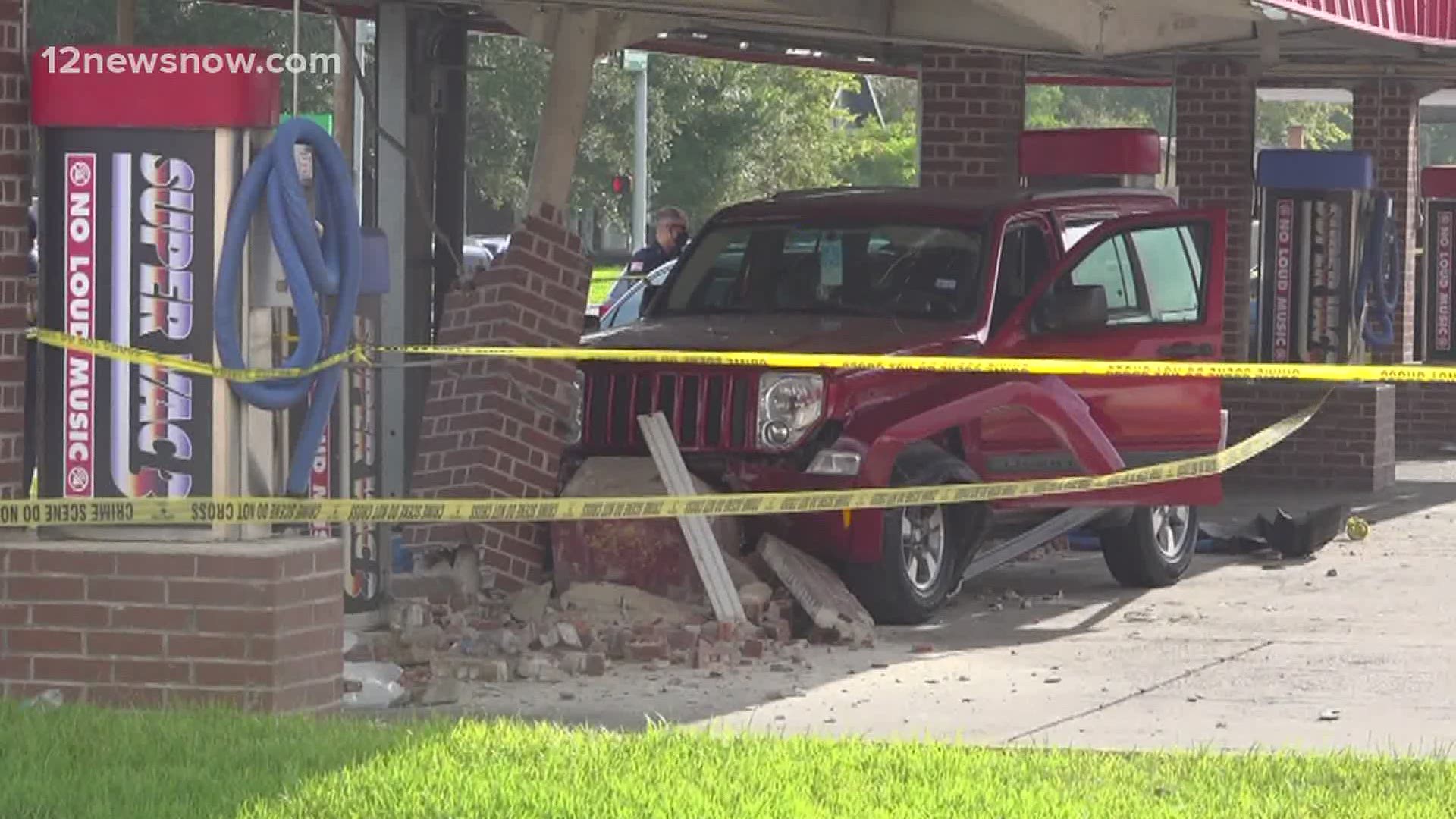 One dead after Beaumont crash near Super Car Wash