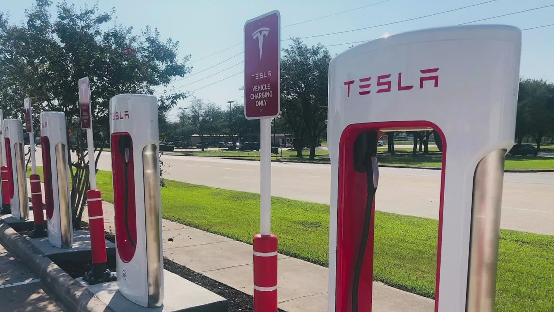 There are 12 superchargers at the station, which are available 24/7 for up to 250 kilowatts. Superchargers can add up to 200 miles of range in just 15 minutes.
