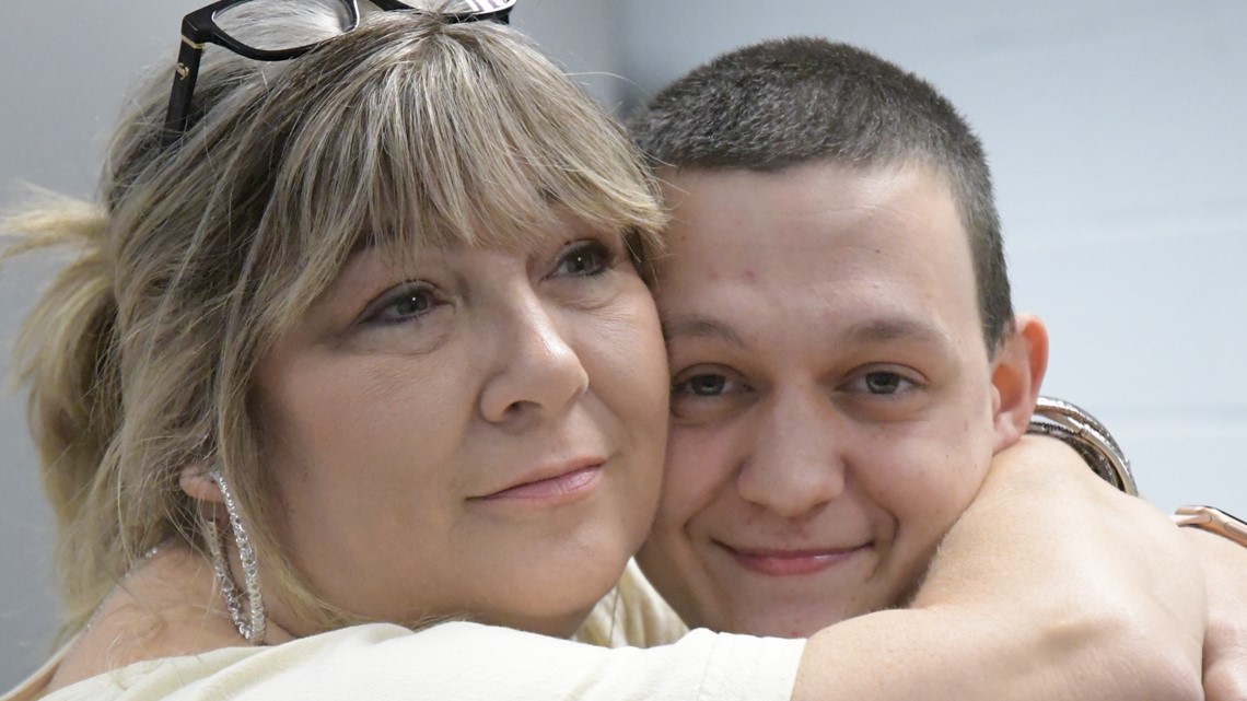 Soldier Returns Home Surprises Mom In Silsbee Isd Classroom 3647