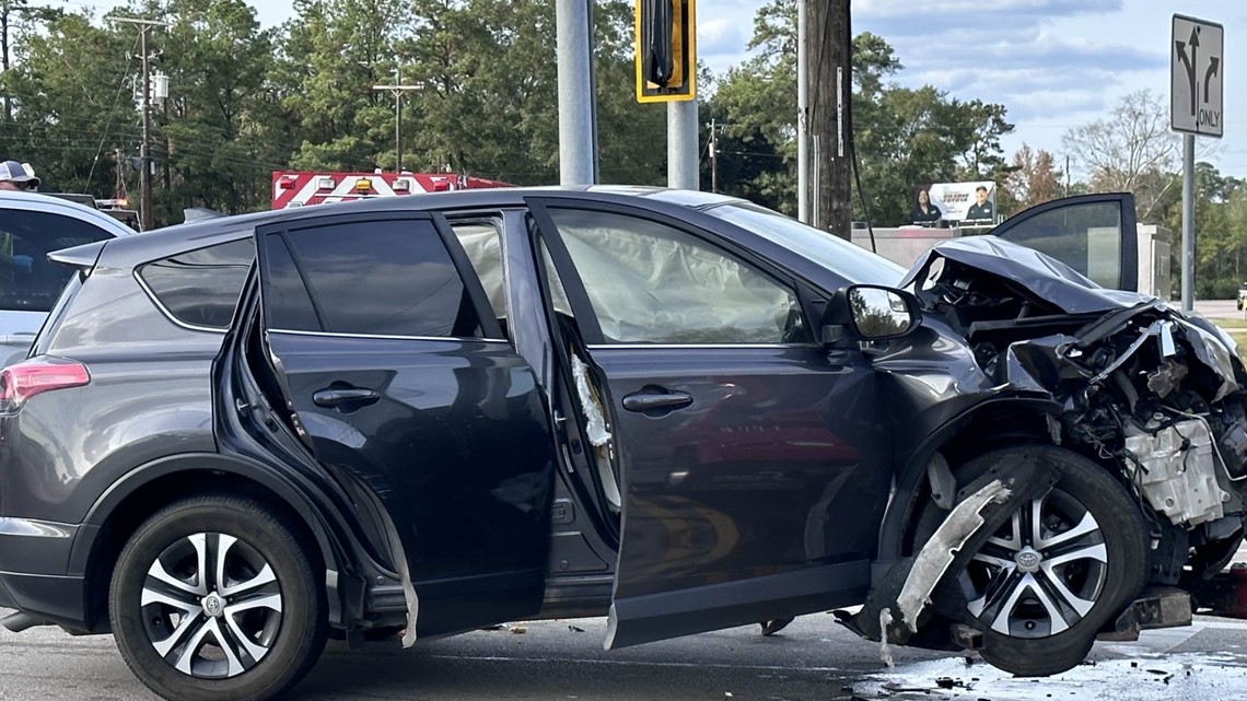 Four people taken to hospital after wreck in Lumberton - Vimarsana News