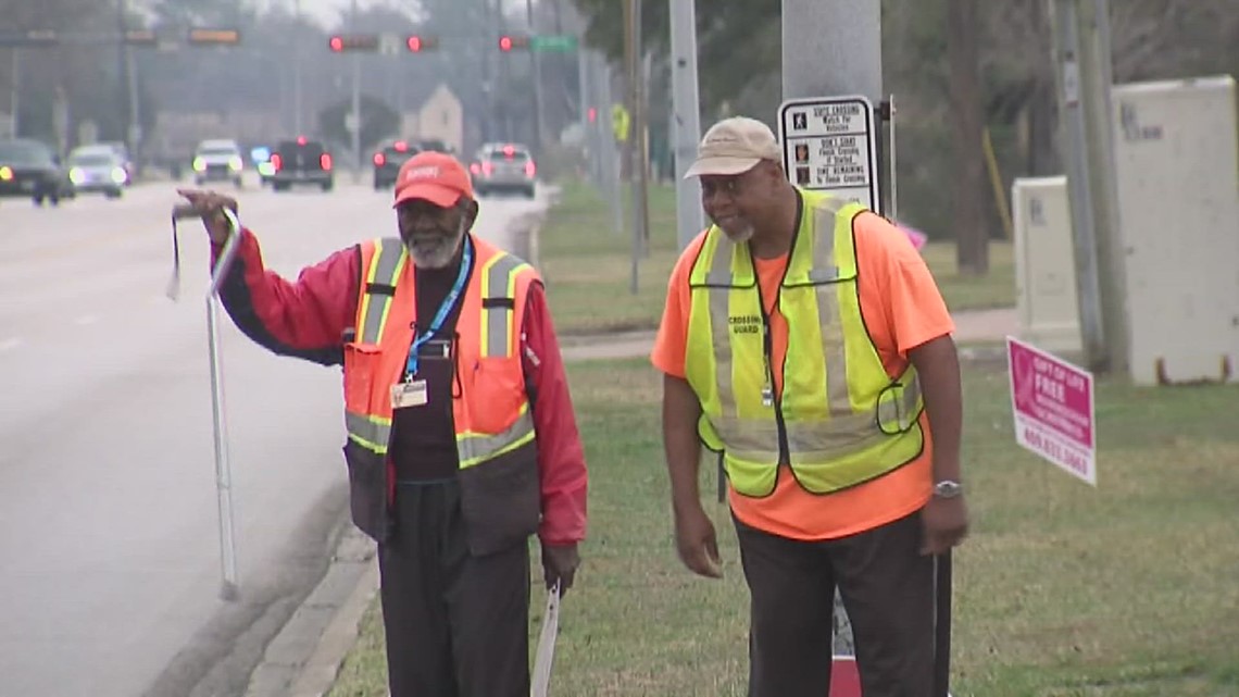 Two Beaumont crossing guards are determined to spread joy - Vimarsana News