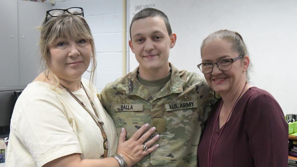 Soldier Returns Home Surprises Mom In Silsbee Isd Classroom 1596