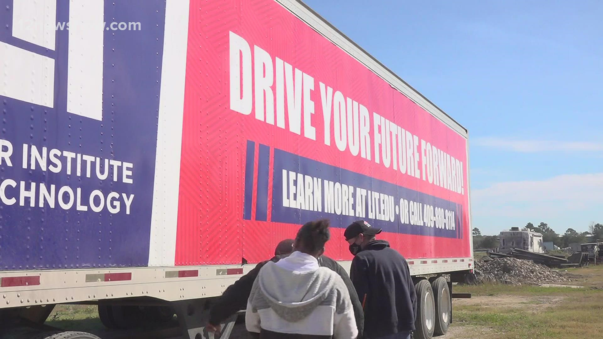 feds-looking-to-lower-age-requirement-for-semi-truck-drivers