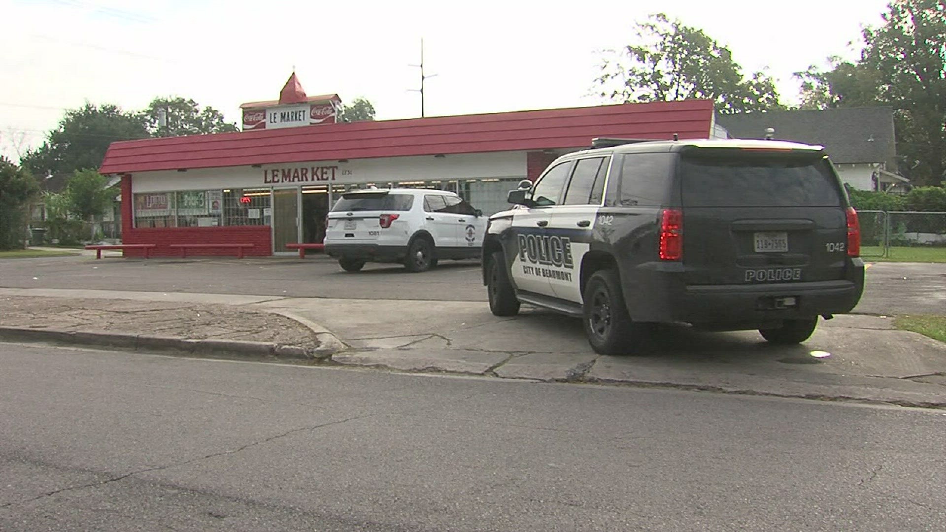 Beaumont Police seeking suspects in armed robbery of convenience store Thursday morning