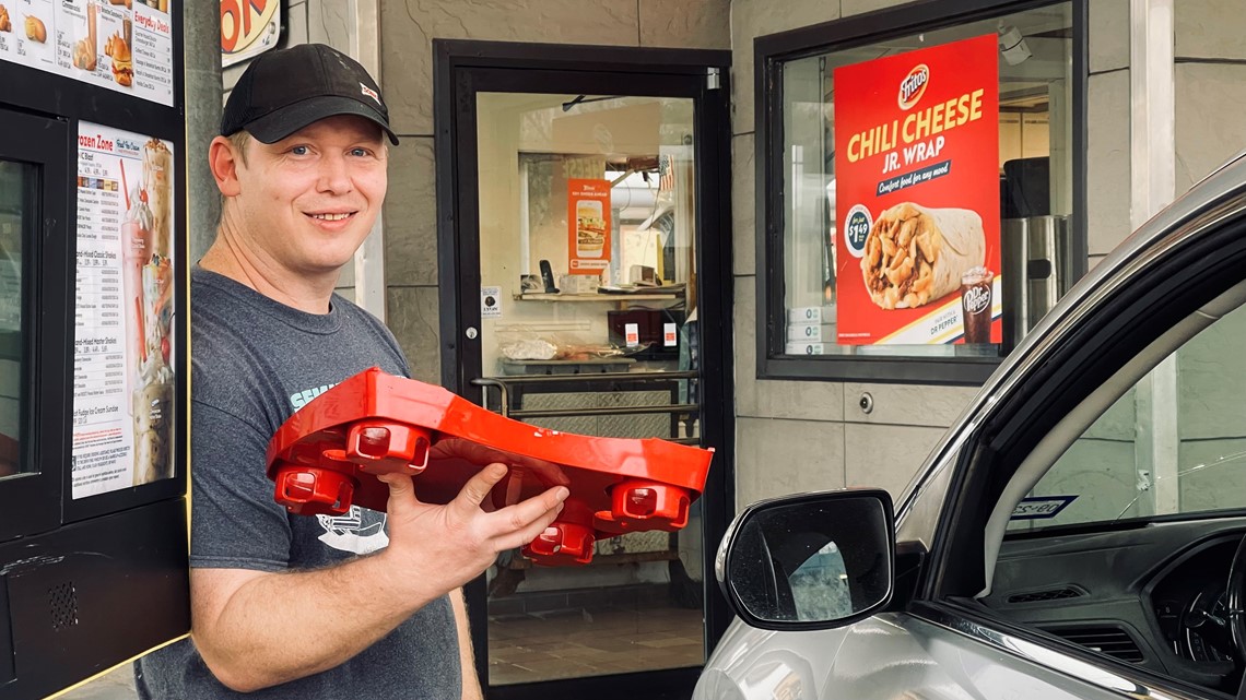 Customer tips Sonic carhop $1,000 to help him buy car - Vimarsana News