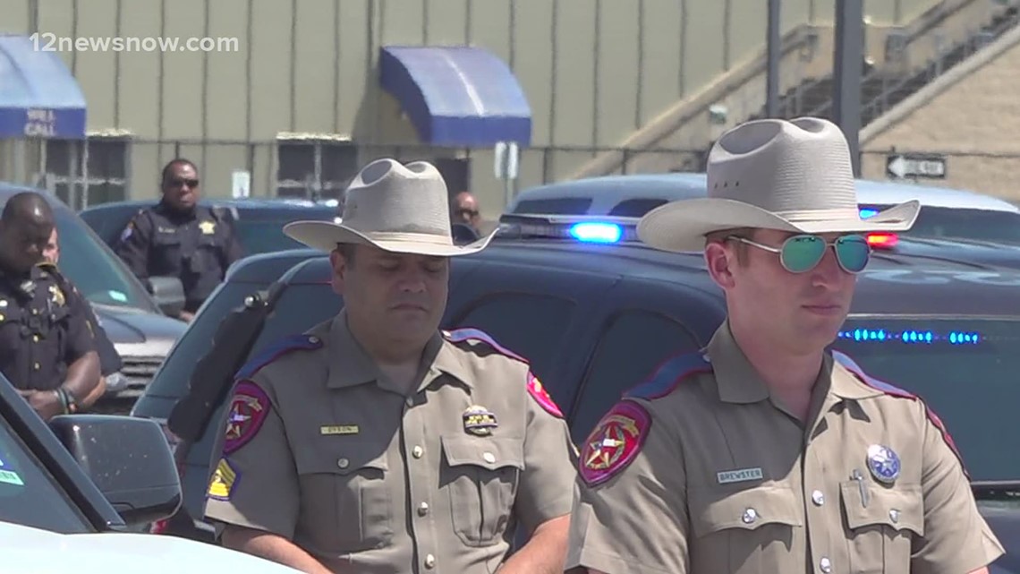 Texas officers flash red, blue lights honoring fallen DPS trooper