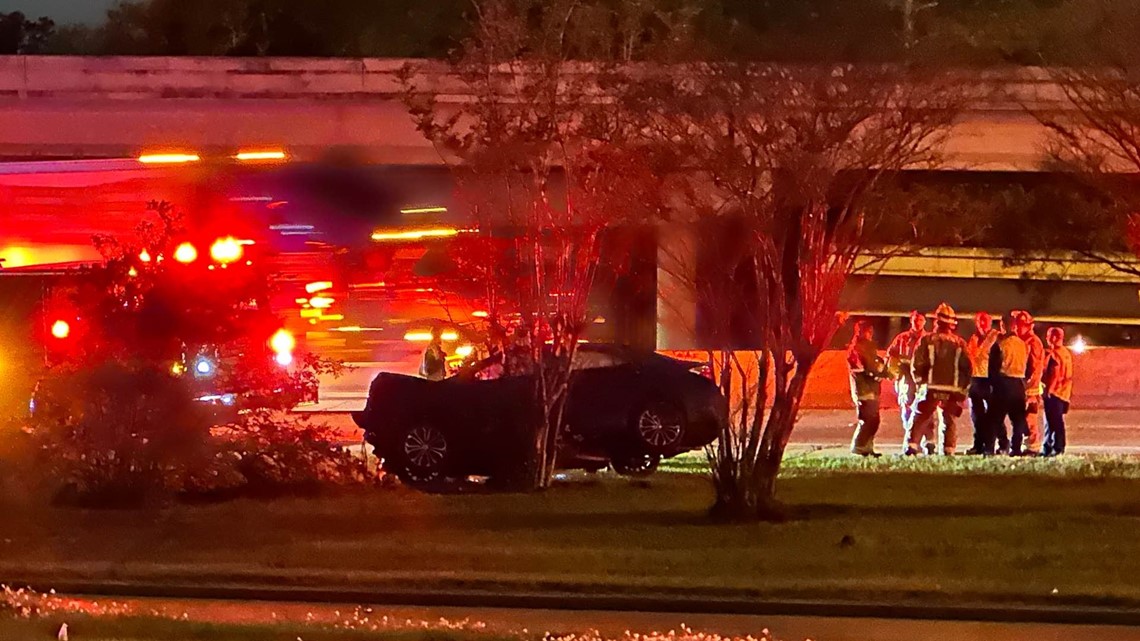 Louisiana woman killed after striking tree in early Sunday morning Beaumont crash