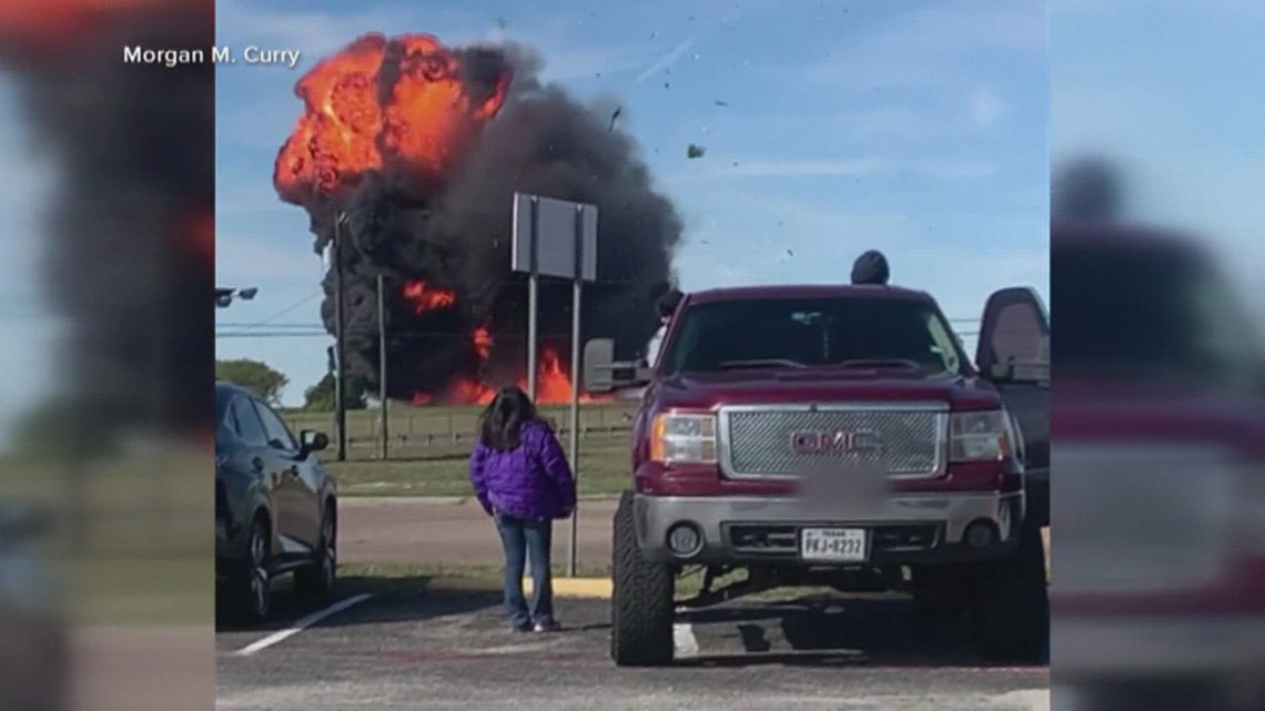Sic dead after fiery plane crash, collision during Dallas air show