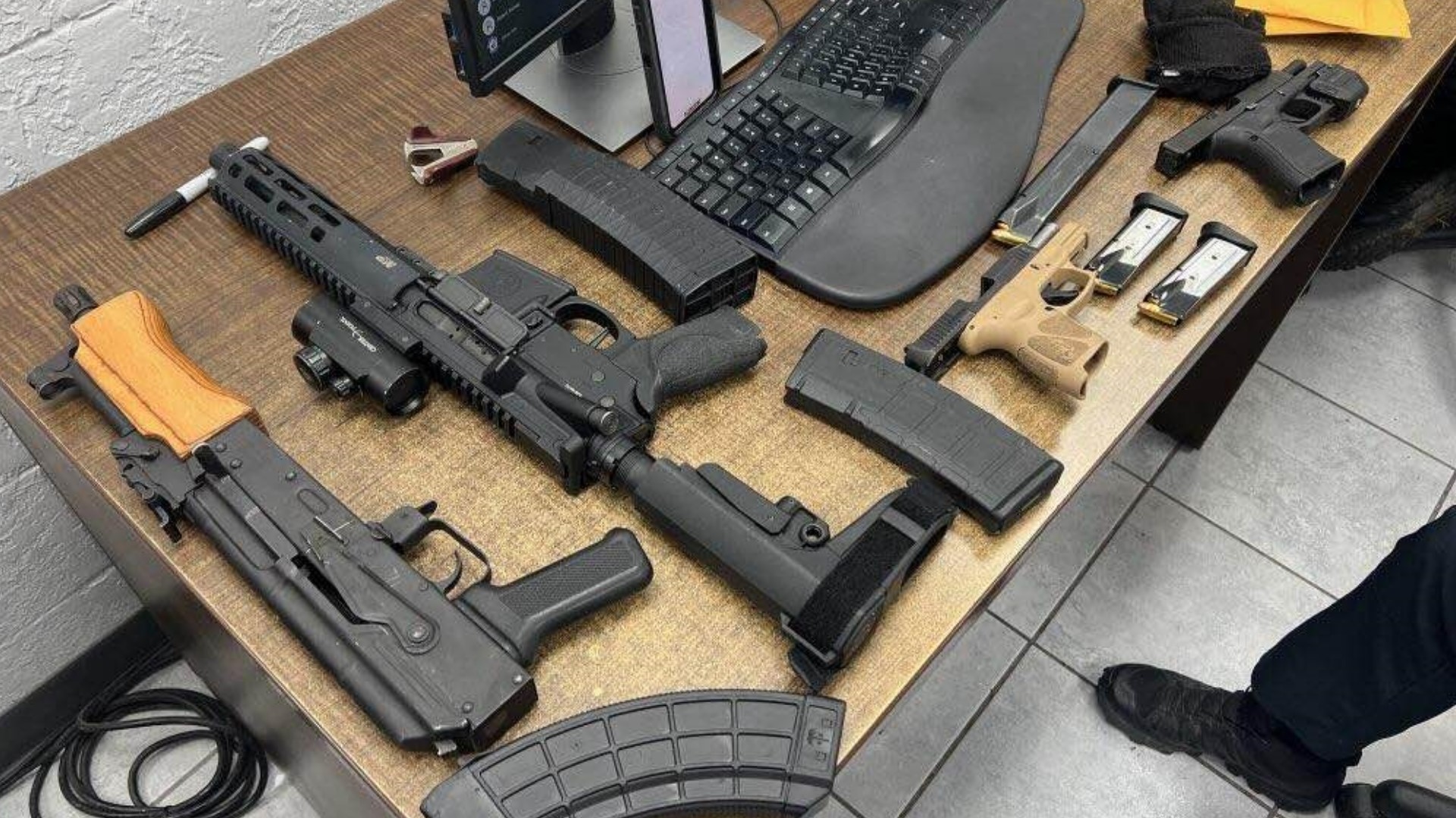 5 teens arrested after police recover guns, auto-theft tools ...