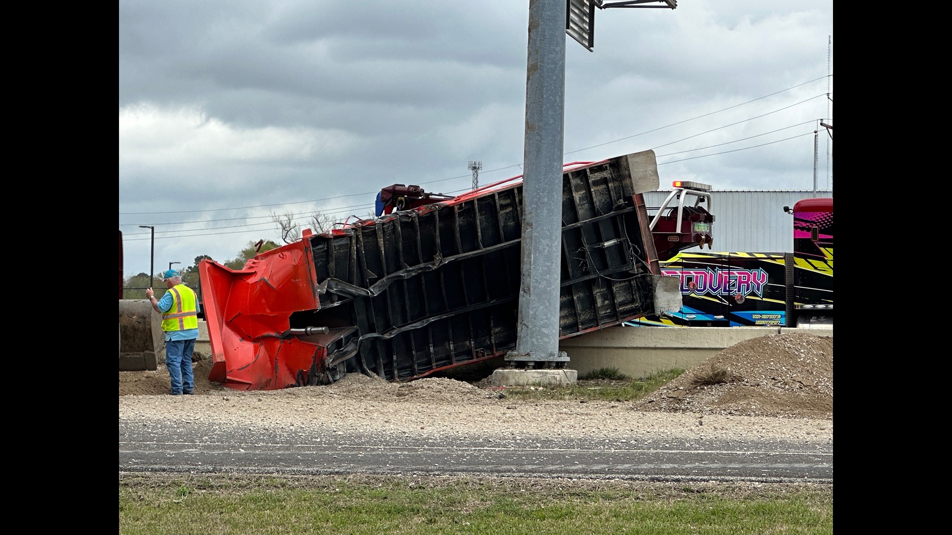 Single dump truck crash closes down 1 lane on IH-10 eastbound ...