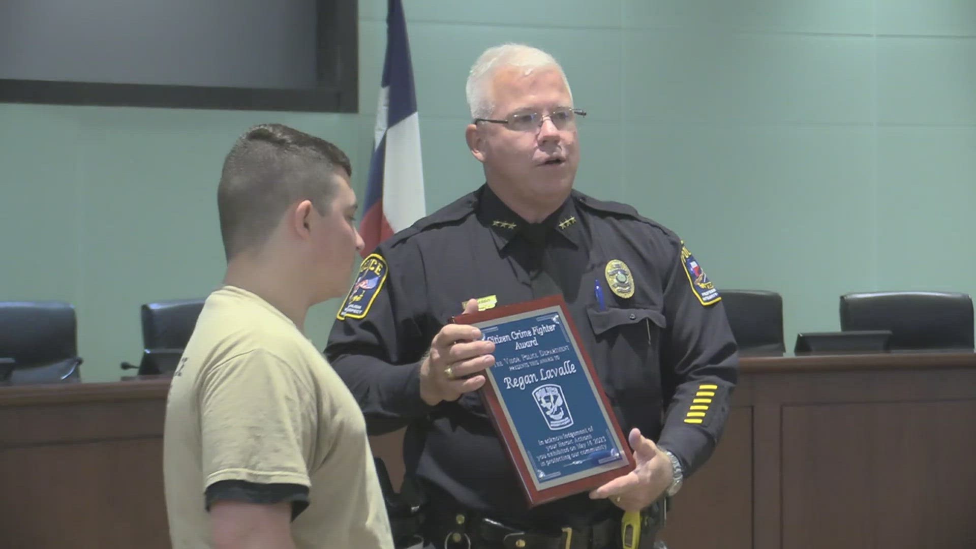 Good Samaritans awarded for helping Vidor officer