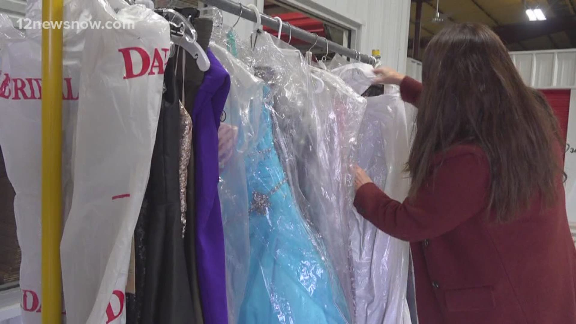 You can drop off dresses a Double A Storage in Nederland