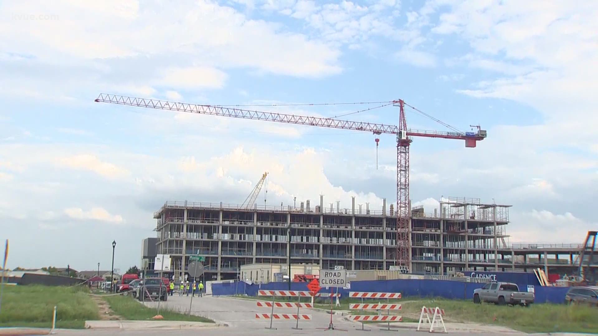 Twenty-two people were hurt Wednesday morning after two cranes crashed into each other at a construction site. Luis de Leon has the details.