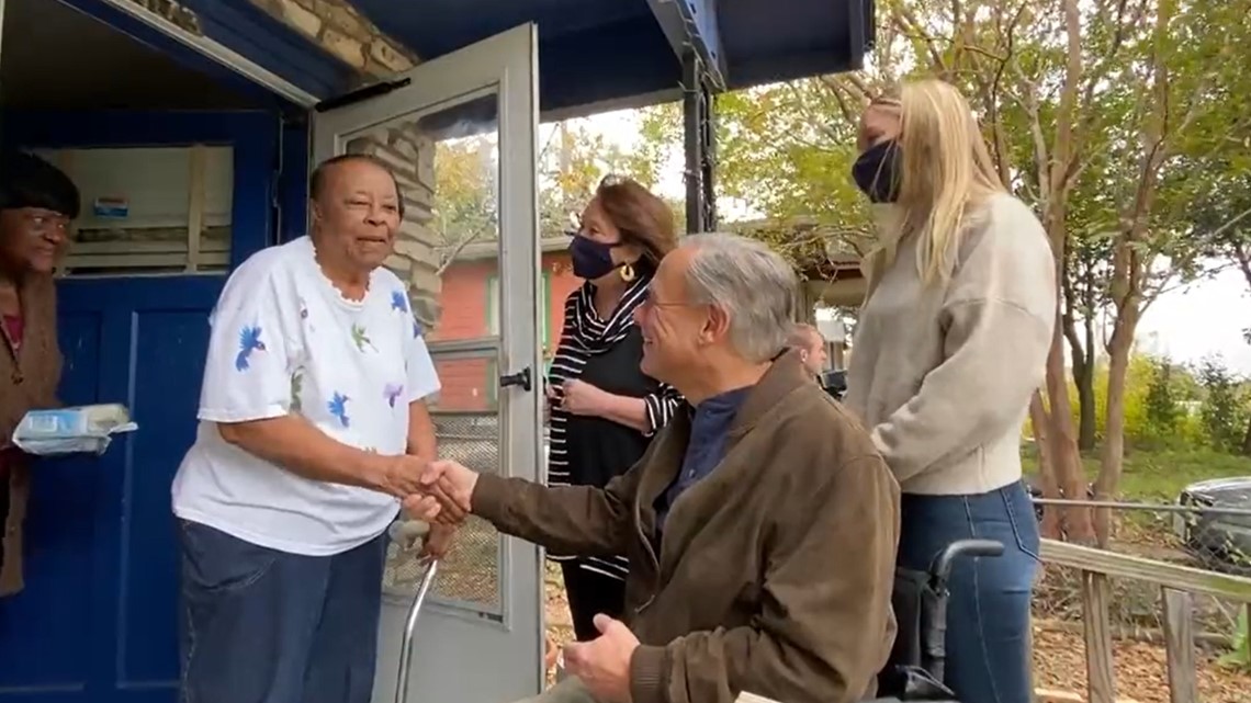 Gov. Abbott volunteers with Meals on Wheels on Thanksgiving - Vimarsana News