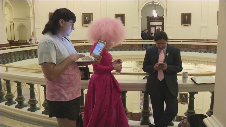 Two Texas Senate bills would ban kids from drag performances