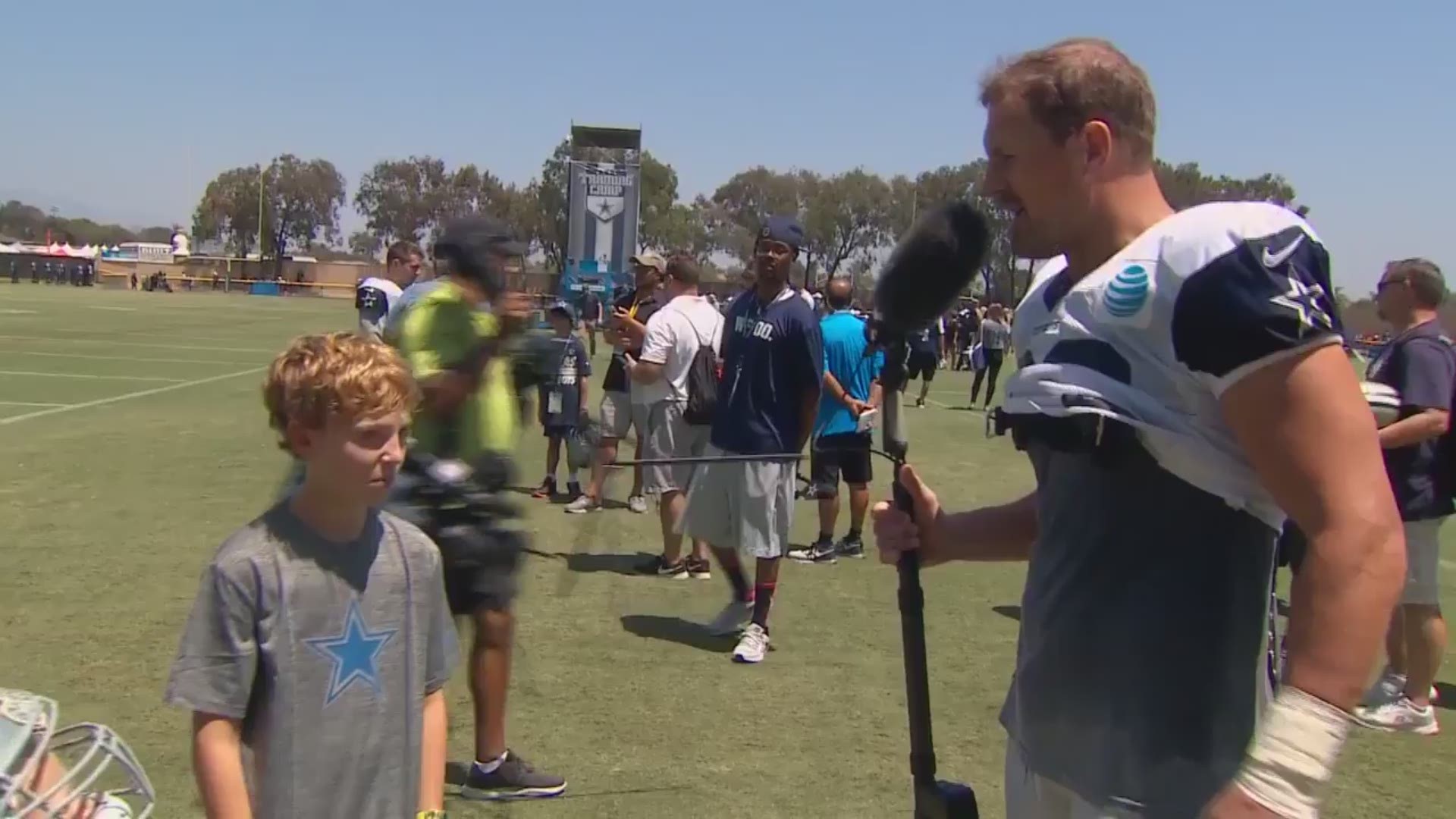 Cowboys' Jerry Jones practices Super Bowl celebration at opening ceremony  of training camp