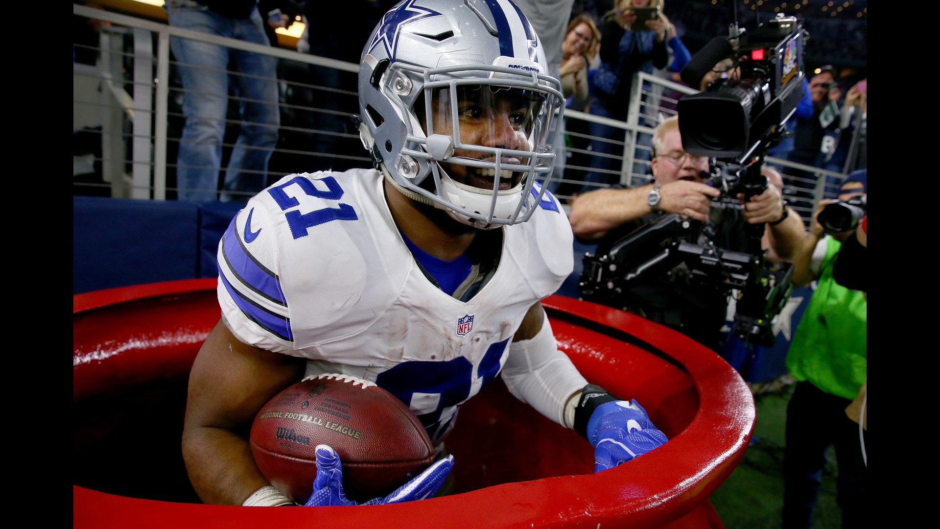 PHOTOS Ezekiel Elliott celebration in Salvation Army kettle