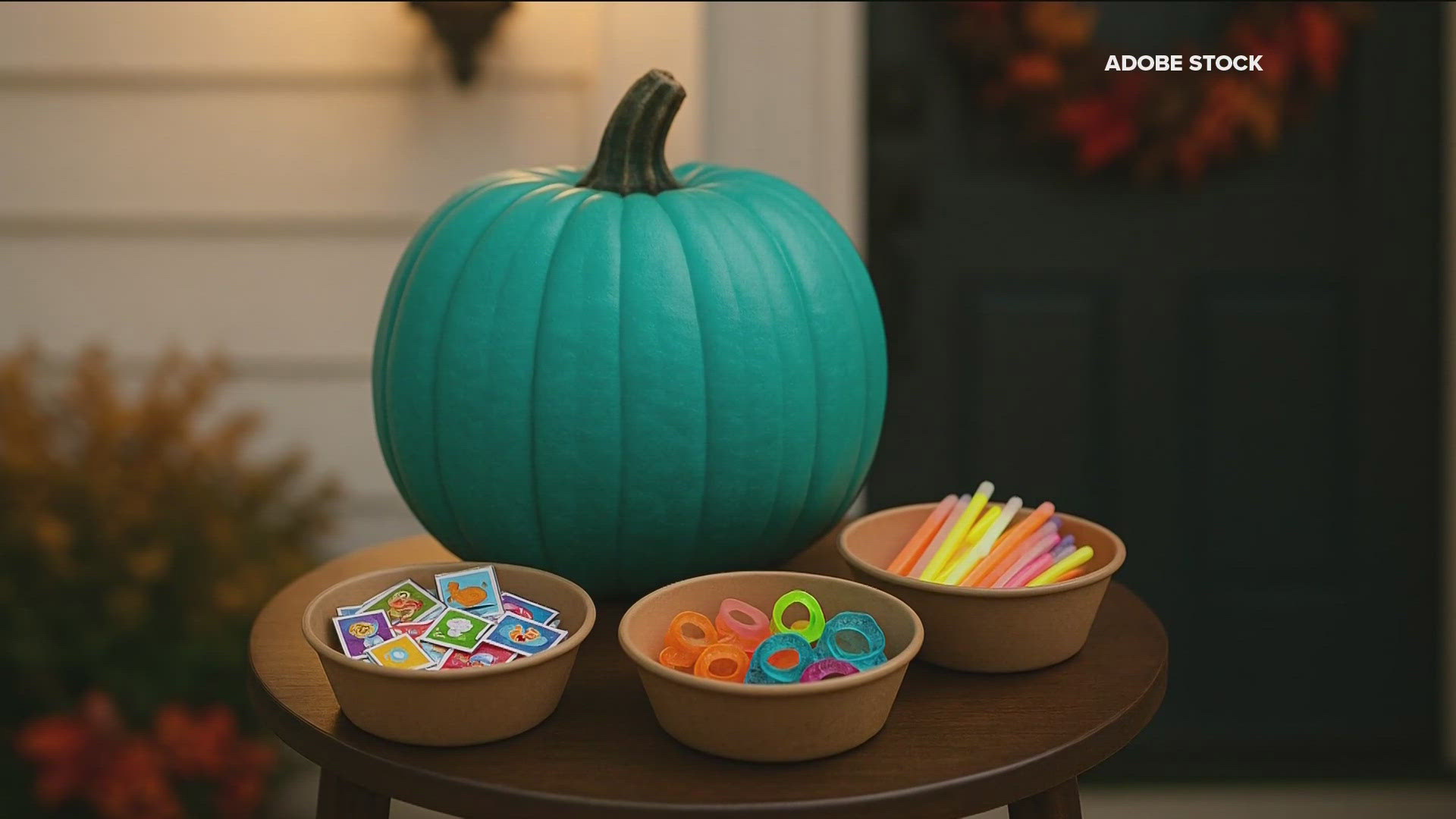 Why some houses might have different colored pumpkins on Halloween ...